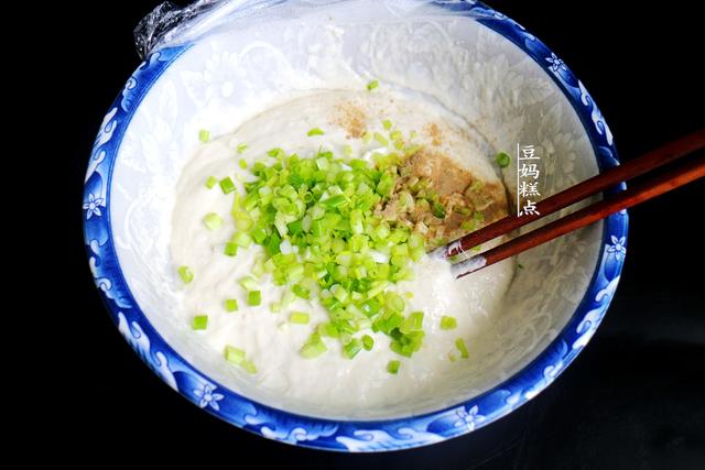 才发现，葱花饼这样做，早起5分钟就搞定，且越放越香软