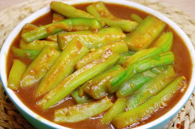 超下饭的酱焖丝瓜，米饭的绝配搭档，补水养颜，女同胞多吃