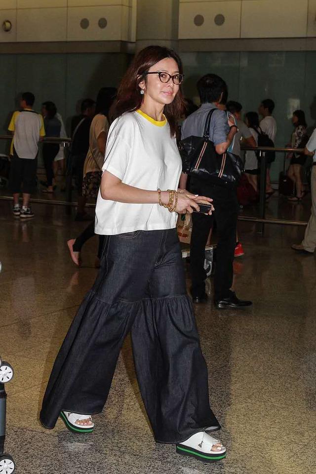 关之琳一身少女装扮走机场，却被无美颜的脸出