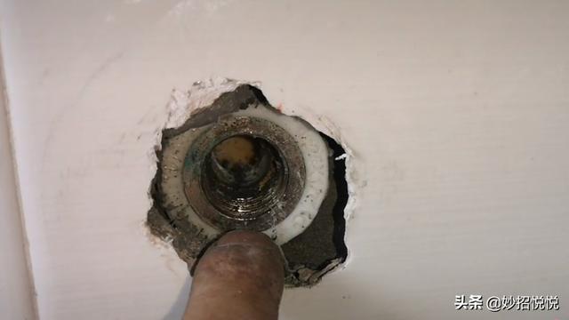水龙头断在墙壁里怎么办？不用花钱请维修师傅，教你妙招自己搞定