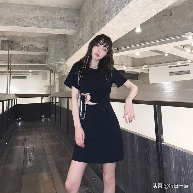 李小璐头扎七彩辫拍写真，食指戴戒指暴露其感情状态，等待爱情？