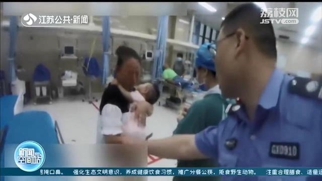 12岁孩子怀抱10月大婴儿玩耍 砰咚！摔落地上且头部着地