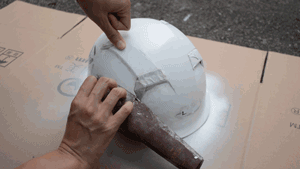 牛人用自喷漆给旧头盔DIY翻新改造，操作很简单，看完心动了