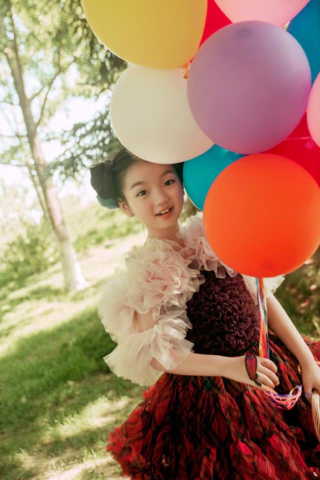 阿拉蕾与妹妹一起拍大片，姐俩打扮公主，五官如复制粘贴像双胞胎