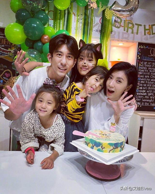 贾静雯5岁女儿真时髦，穿豹纹裙配蝴蝶结过生日，五官复制粘贴妈