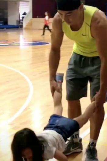 刘畊宏带女儿做运动，小泡芙轻松完成魔鬼训练，6岁就练出大长腿