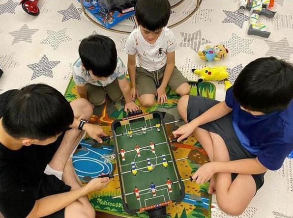 林志颖全家游水族馆，Kimi身高和爸爸只差一个头，一家五口超幸福