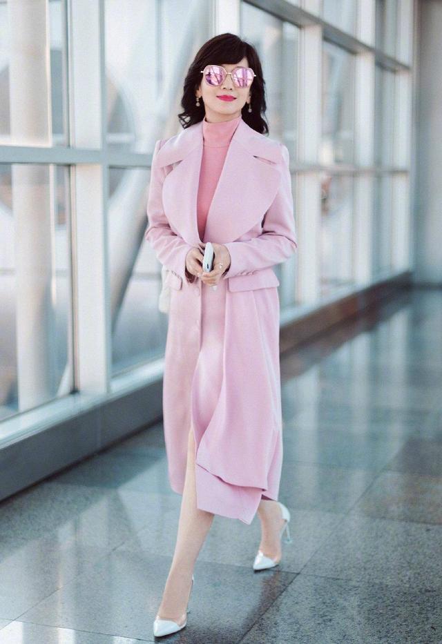 女生怎样穿好看？年过半百赵雅芝美若少女，照着穿优雅又显气质