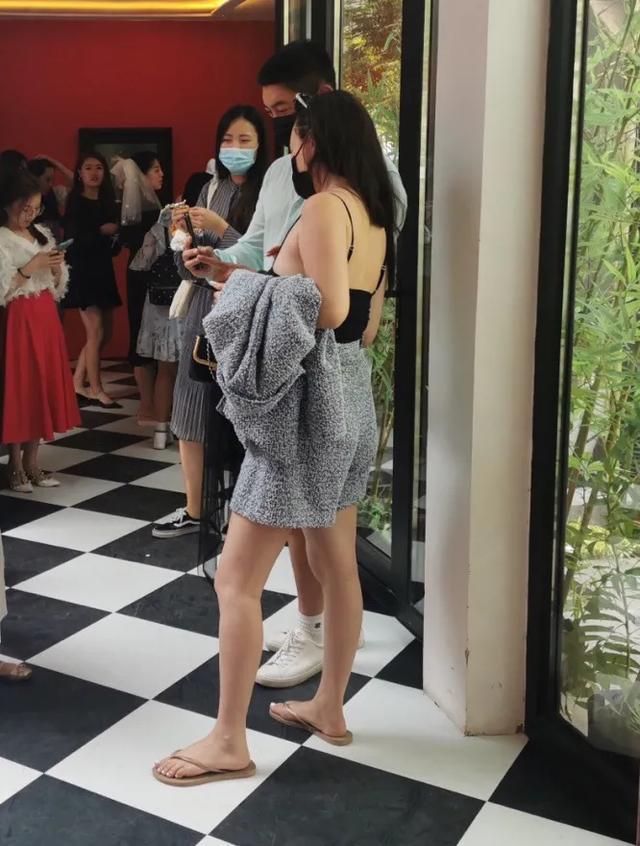 杜江霍思燕带嗯哼和一小女孩看画展，获网友大赞没有明星架子