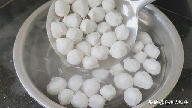 60岁老厨师教的鱼丸做法，不剁馅不绞肉，Q弹爽口，在家一样能做