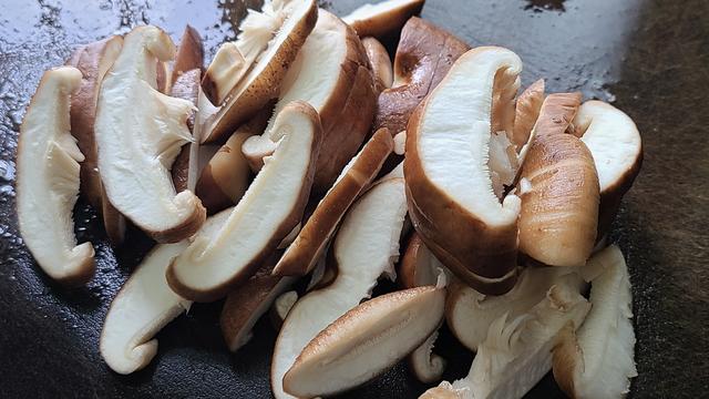 香菇烧豆腐，好吃又下饭的一道家常菜，做法跟材料很简单