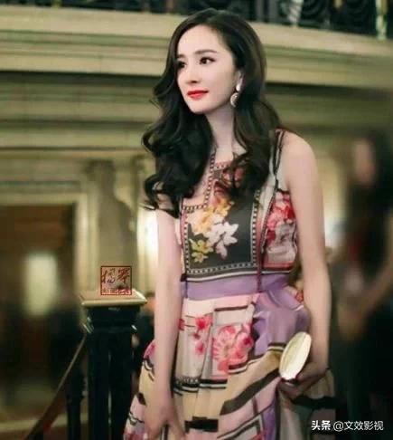 有种“小鹿乱撞”叫杨幂穿旗袍，侧身曲线太撩