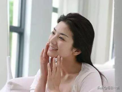 5年离婚两次，被丈夫打到坐轮椅，从一线沦落到三线的女明星黄奕