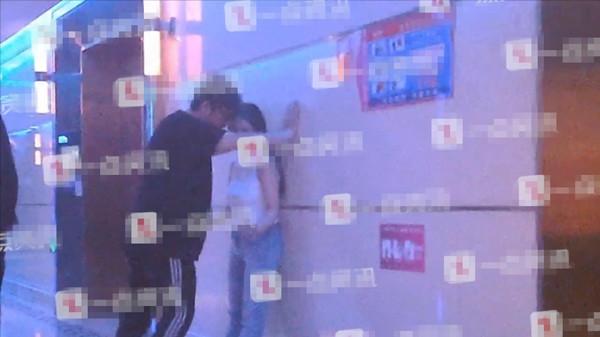 双手|王岳伦KTV双手壁咚女子北尴尬的挂上热搜 此前曾让女子上车引妻子李湘不满