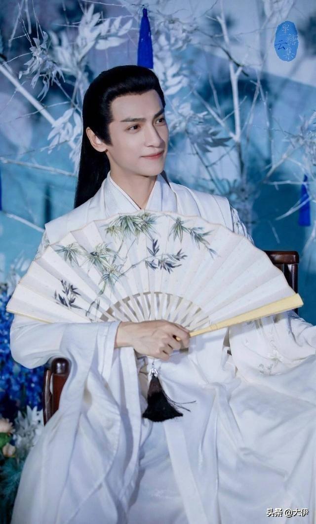 4位手拿折扇的男星，王一博、肖战、罗云熙，谁