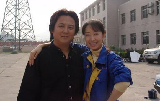 从富商太太沦落到单亲妈妈，如今靠表情包爆火，她竟这样回复