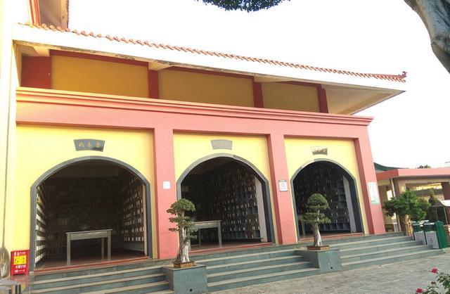 气势雄伟,错落有致,园林式的永久陵园,座落于厦门岛内台湾街薛岭山