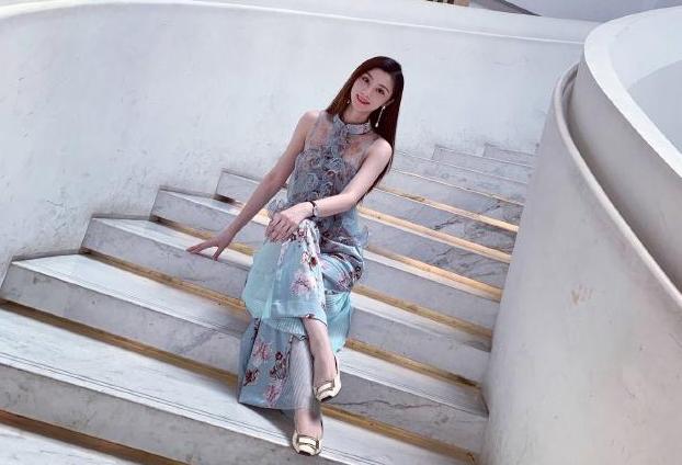 《王牌》女郎费费私照太惊艳，身材高挑不输给