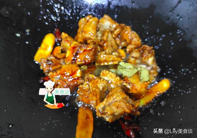 红烧排骨怎么做好？厨师长教你家常做法，排骨酥烂入味、色泽红亮