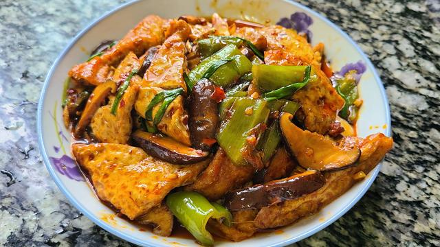香菇烧豆腐，好吃又下饭的一道家常菜，做法跟材料很简单