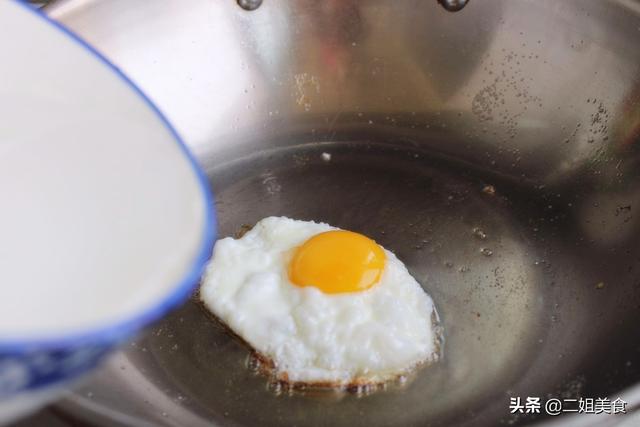 才明白，煎鸡蛋第一步不是放油，学会大厨的做法，鸡蛋完整还鲜嫩