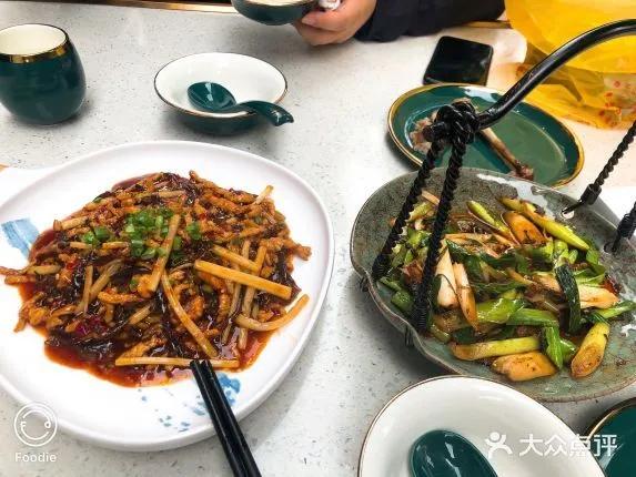 成都东大街这条人气爆棚的美食街！排队几个小时也不忍错过？