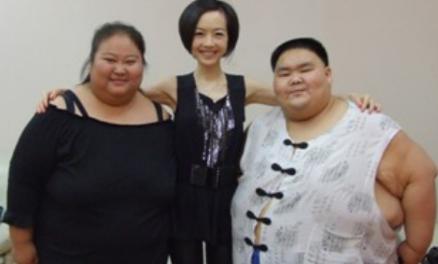 世上“最尴尬”的明星合影大家的目光都锁定在