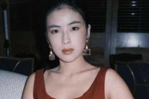她是梅艳芳干妹妹，被指责葬礼上举止无礼，梅艳芳医药费都她付的