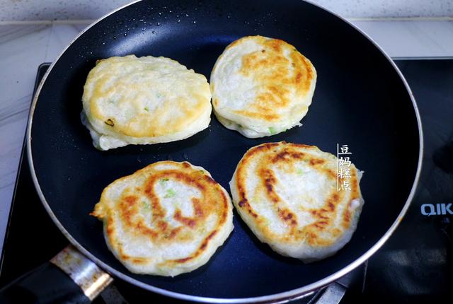 才发现，葱花饼这样做，早起5分钟就搞定，且越放越香软