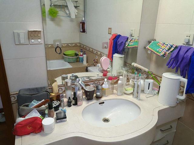 这卫生间装的让我称心如意，洗漱台加长一截多个化妆台，用着方便