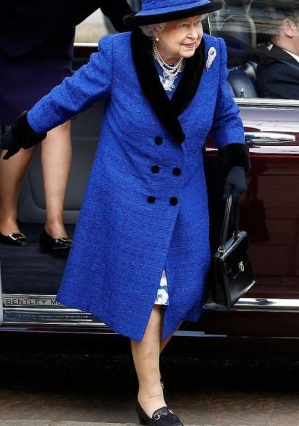 92岁英女王太美了！高贵皇家蓝配珊瑚色口红，贵气十足