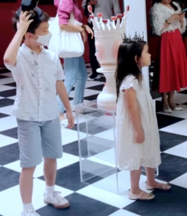 偶遇杜江一家，霍思燕穿吊带背心秀身材，神秘小女孩再与嗯哼同行