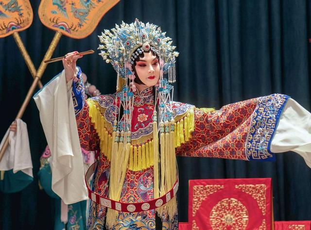 《鬓边不是海棠红》：为什么商人黄晓明会和戏