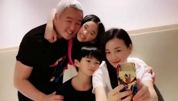 张庭忌讳别人说她小三,小明星后台说闲话,被