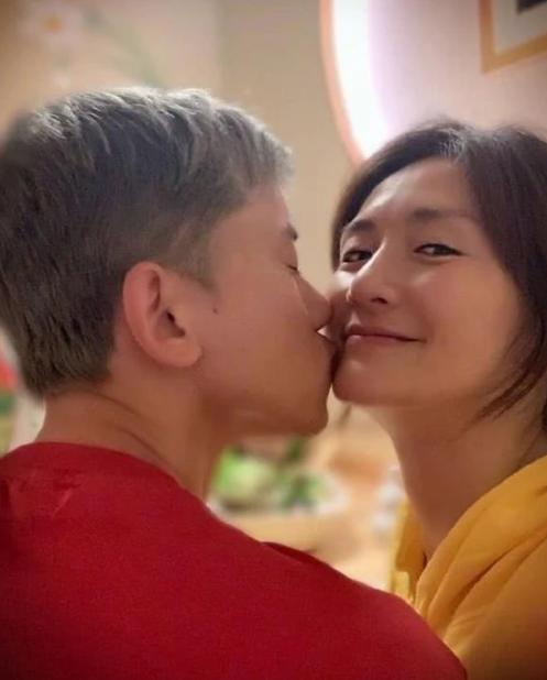 谢娜带女儿散步，跳跳俏俏高情商答出“回家的路”，老母亲被暖化