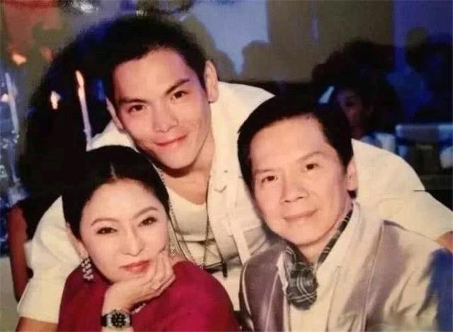 因为生完孩子第二天就工作，留下了后遗症，向太真是个伟大的母亲