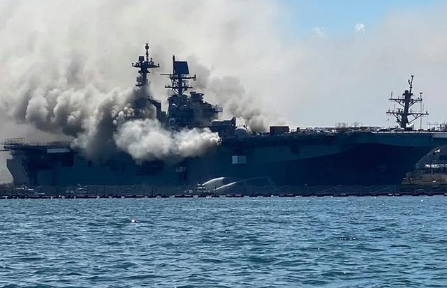 《新闻有观点·军事周刊》丨美军舰机在南海搅局玩火，美军后院军舰起火，是什么让美军着急上火？