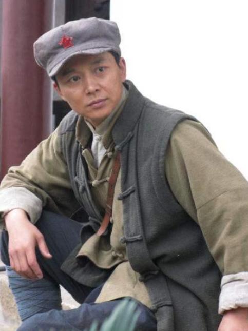 27岁奉子成婚，49岁和儿子同演一部剧，反派之王