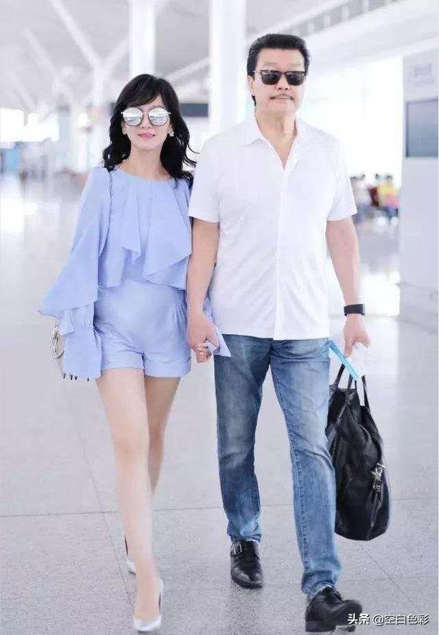 58岁凯丽穿超短裤露双腿，45岁林志玲性感写真，