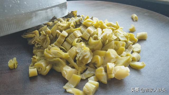 以后待客，油豆腐别炖肉，加1把酸菜开胃好吃，每吃一口都好满足