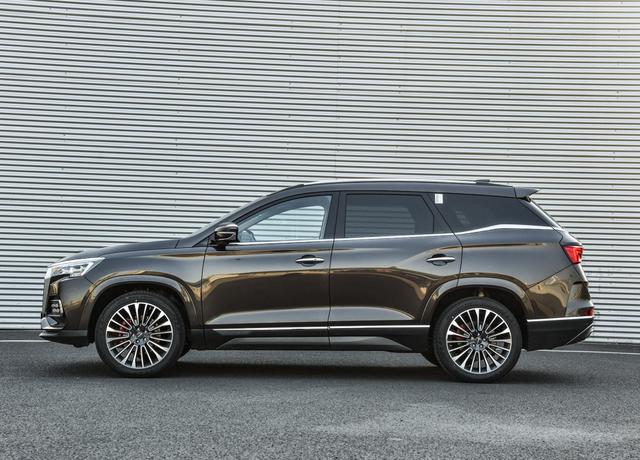 奇瑞又火了，新车标配3块液晶＋12个扬声器，不