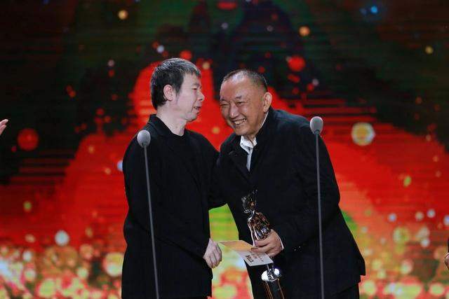 这个掌控中国电影的幕后大佬，冯小刚都要喊一声“三爷”！