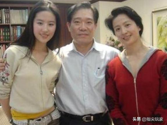 关晓彤妈妈的职业，韩雪妈妈的职业，看到杨超