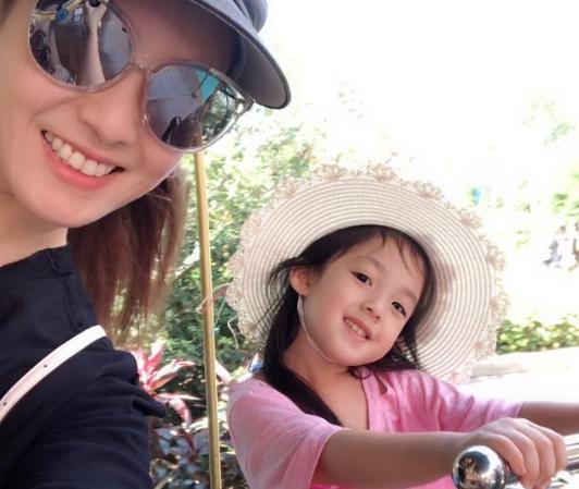 有一种“天生丽质”叫小泡芙，细眉大眼又软萌，谁看了能不心动？