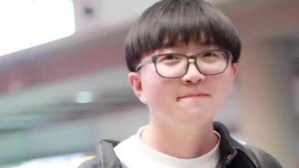 被爆抽烟纹身, 毛不易不但没道歉还发文硬怼, 粉丝: 抽鞭炮都成