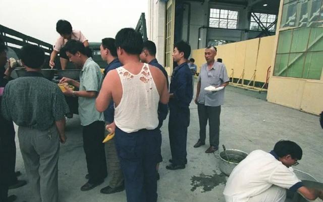 中国军工最闪亮的C位：那个穿背心的男人是谁？