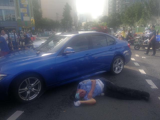 四川成都|突发！成都一轿车闯灯将交警撞飞碾压至车底，众人合力抬车救人