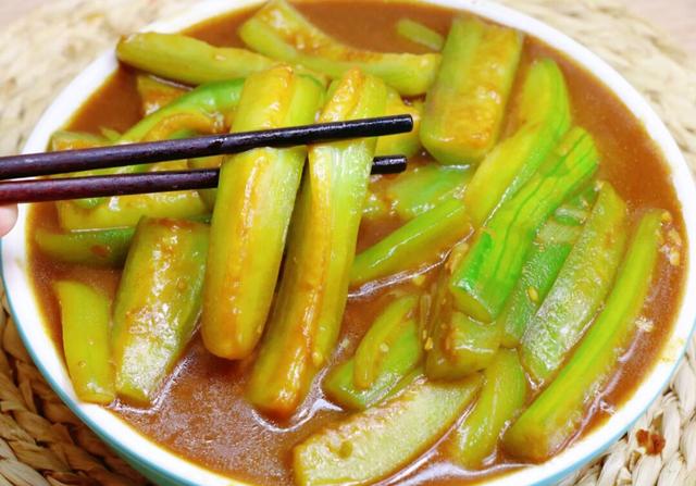 超下饭的酱焖丝瓜，米饭的绝配搭档，补水养颜，女同胞多吃