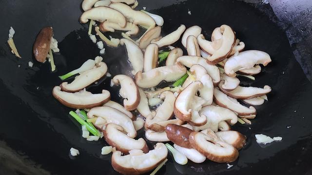 香菇烧豆腐，好吃又下饭的一道家常菜，做法跟材料很简单
