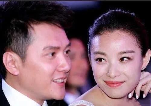 力破不和传闻！赵丽颖探班冯绍峰，牵手逛街罕见秀恩爱